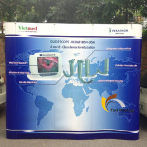 BACKDROP PVC 3x3 Ô PHẲNG KÈM QUẦY LỄ TÂN